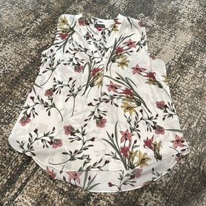 Size M Vince Camuto Floral Blouse
